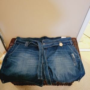 Lane Bryant Mid-Rise Belted Denim Girlfriend Shorts Size 26 NWT